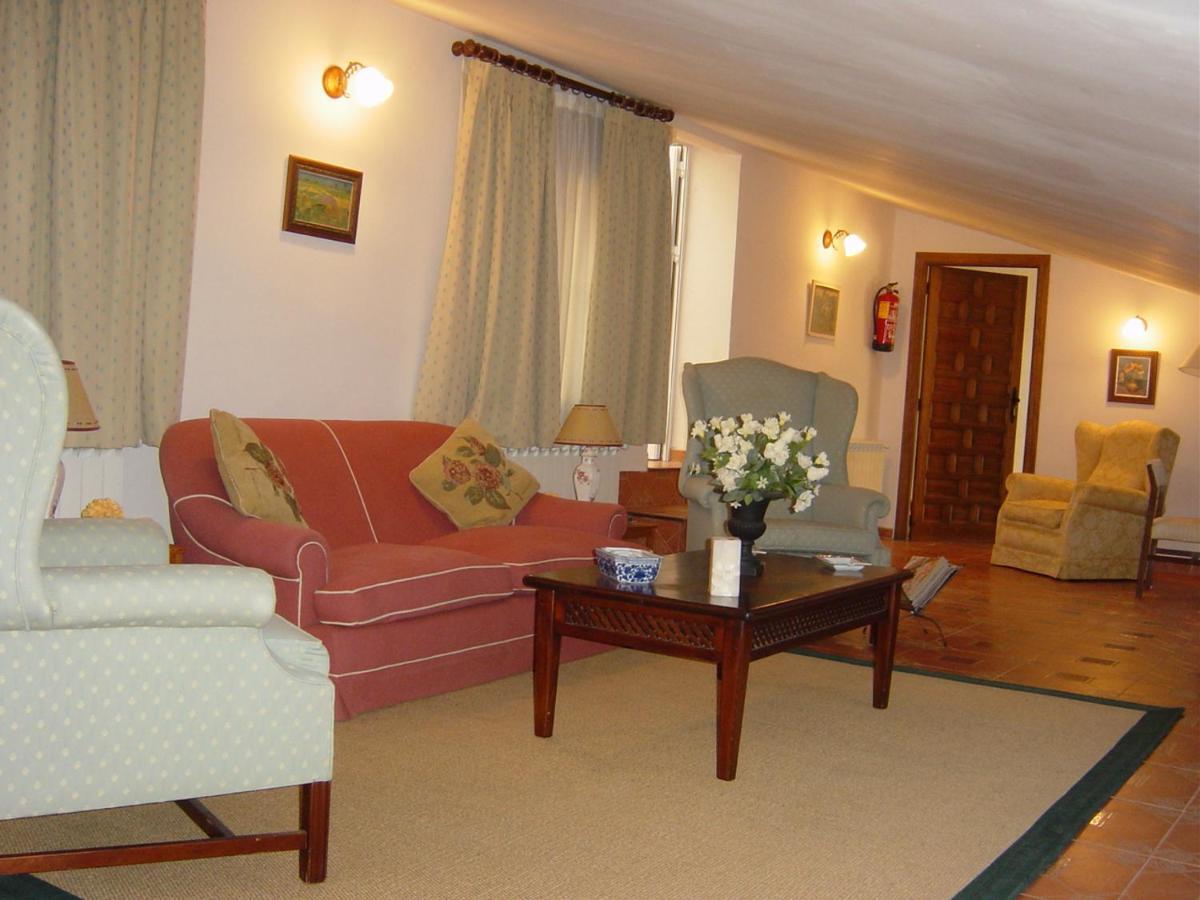 Hostal Rural Cumbres De Castilla Mandayona Exterior photo